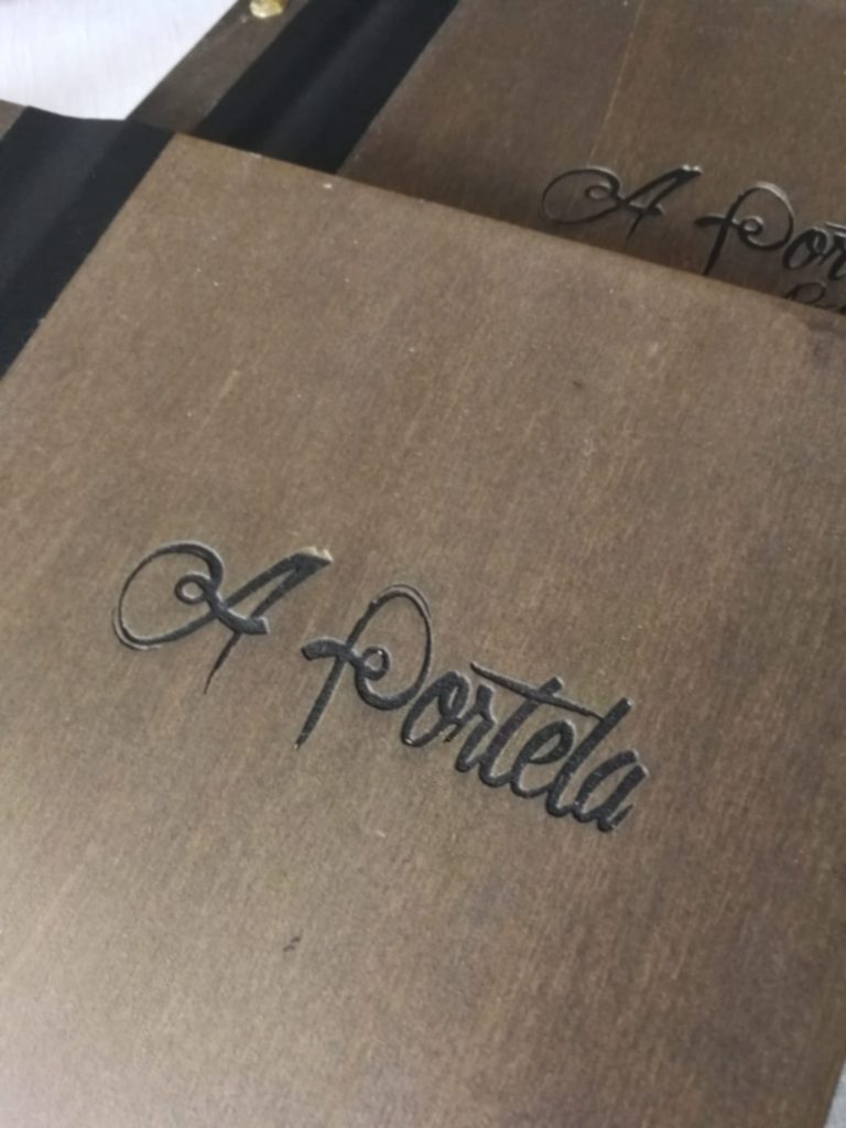 Detalle de logotipo A Portela grabado con láser
