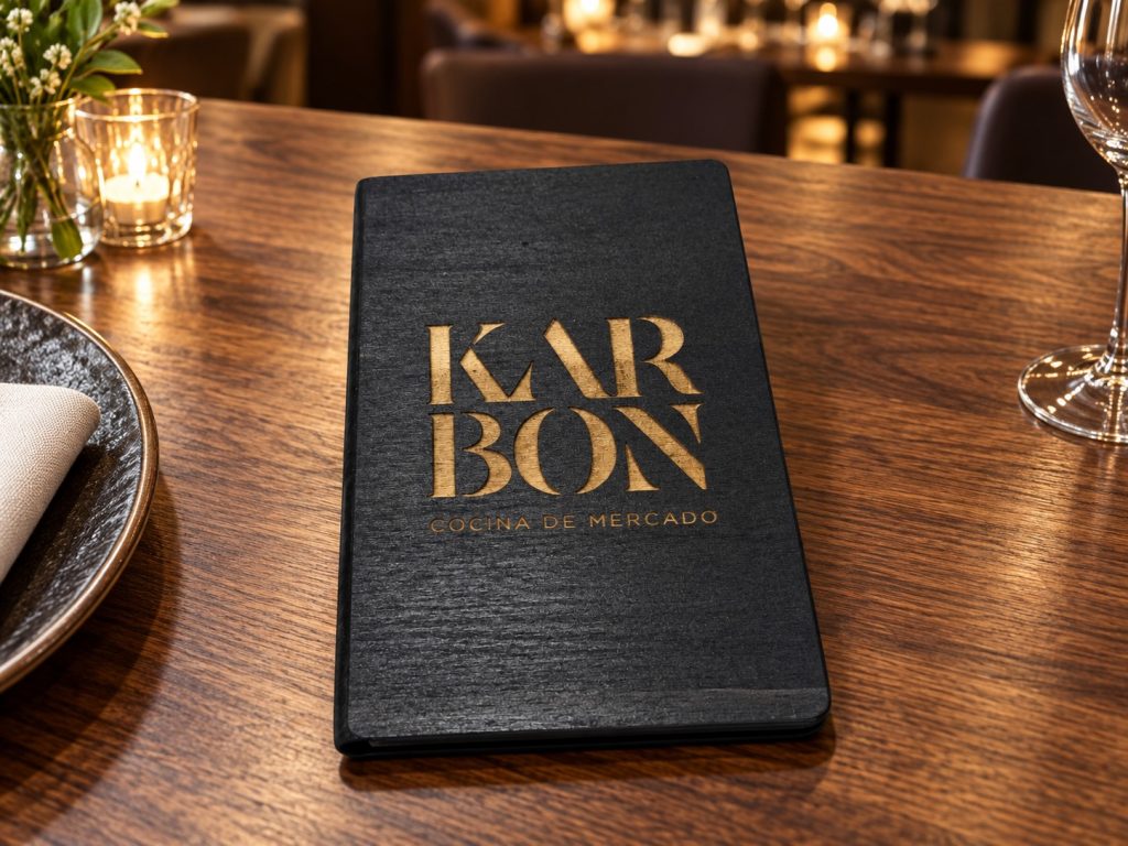 Portacuentas personalizado de madera para restaurante