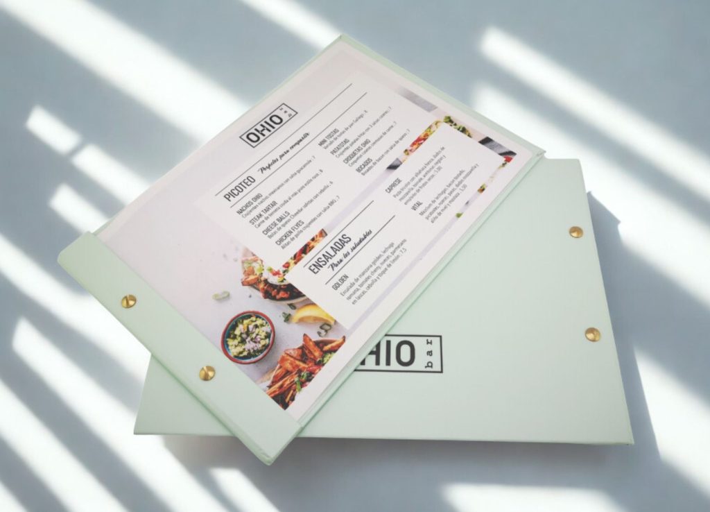 Carta Reeds de tapa dura tipo tabla con hojas visibles